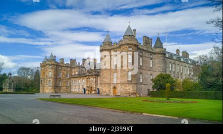 6.. April 2022. Schottland, Vereinigtes Königreich Wetter. Blauer Himmel heute im Palace of Holyroodhouse, Edinburgh, Schottland. Gemeinhin als Holyrood Palace oder Holyroodhouse oder Holyrood Castle bezeichnet, ist die offizielle Residenz des britischen Monarchen in Schottland. Das Holyroodhouse liegt am Fuße der Royal Mile in Edinburgh, am gegenüberliegenden Ende des Edinburgh Castle, und ist seit dem 16.. Jahrhundert die wichtigste königliche Residenz in Schottland und bietet eine Kulisse für staatliche Anlässe und offizielle Unterhaltung. Foto von Phil Wilkinson Stockfoto