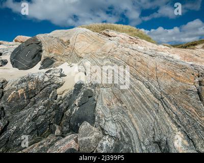 Schöne farbenfrohe Felsformation von Lewisian Gneiss am Strand von Traigh Mheilein in der Nähe von Hushinish auf der Isle of Harris, Schottland, Großbritannien Stockfoto