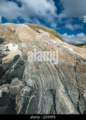 Schöne farbenfrohe Felsformation von Lewisian Gneiss am Strand von Traigh Mheilein in der Nähe von Hushinish auf der Isle of Harris, Schottland, Großbritannien Stockfoto