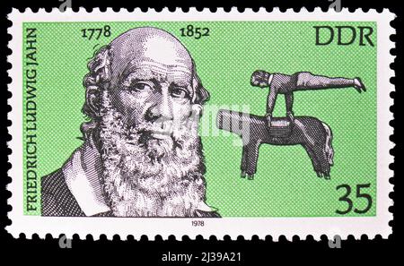 MOSKAU, RUSSLAND - 26. MÄRZ 2022: Die in Deutschland gedruckte Briefmarke zeigt Friedrich Ludwig Jahn (1778-1852), berühmte Personalities-Serie, um 1978 Stockfoto