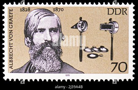 MOSKAU, RUSSLAND - 26. MÄRZ 2022: In Deutschland gedruckte Briefmarke zeigt Albrecht von Graefe (1828-1870), berühmte Personalities-Serie, um 1978 Stockfoto