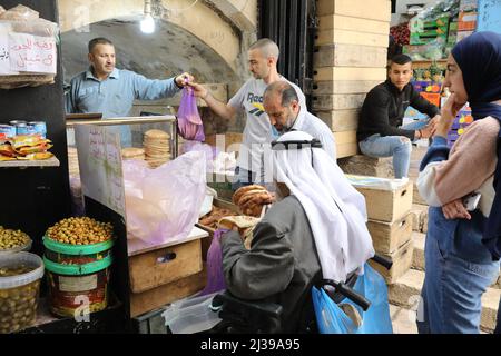Jerusalem. 6. April 2022. Während des Ramadan in der Jerusalemer Altstadt am 6. April 2022 kaufen Menschen Lebensmittel ein. Kredit: Muammar Awad/Xinhua/Alamy Live Nachrichten Stockfoto