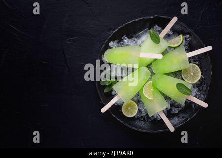 Hausgemachte Popsicles mit Limettensaft und Minze, Mojito-Fruchteis Stockfoto