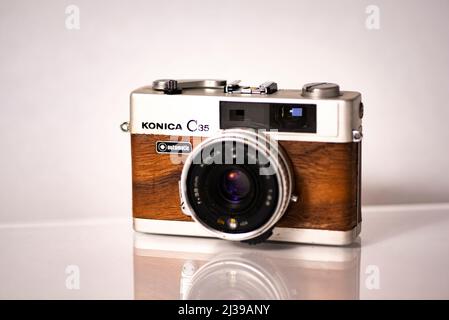 Konica C35 Kamera, gekoppelter Entfernungsmesser mit Furnierhaut, 1977 Stockfoto