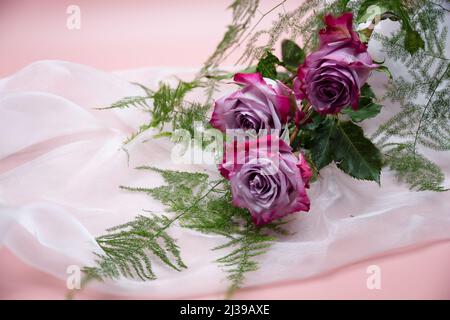 Dekoration aus frischen Blumen. Vorlage für Grußkarten: Valentinstag, Internationaler Frauentag, Muttertag, Geburtstag, Liebeserklärung, W Stockfoto