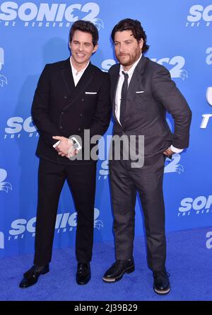 LOS ANGELES, CA - 05. APRIL: (L-R) James Marsden und Adam Pally nehmen an der Premiere von „Sonic the Hedgehog 2“ in Los Angeles im Regency Village Teil Stockfoto