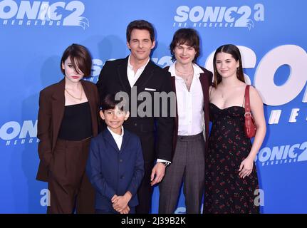 LOS ANGELES, CA - 05. APRIL: James Marsden und seine Familie besuchen die Premiere von „Sonic the Hedgehog 2“ in Los Angeles im Regency Village Theater am Stockfoto