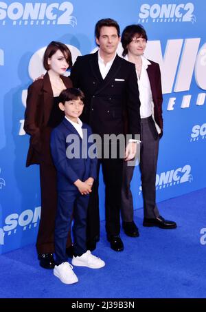 LOS ANGELES, CA - 05. APRIL: James Marsden und seine Familie besuchen die Premiere von „Sonic the Hedgehog 2“ in Los Angeles im Regency Village Theater am Stockfoto