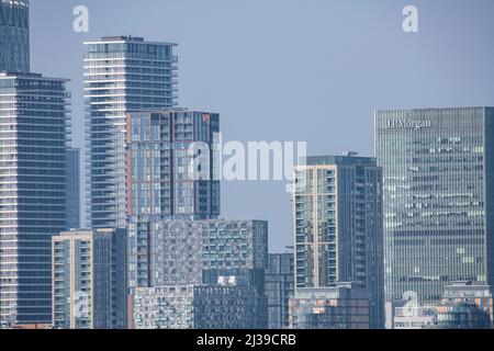 Die Menschenmassen genießen den Blick vom Hügel im Greenwich Park auf das National Maritime Museum und Canary Wharf und die Docklands Stockfoto