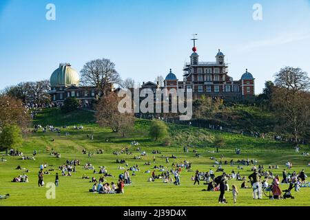 Die Menge genießt die Sonne rund um das Royal Observatory in Greenwich, London Stockfoto