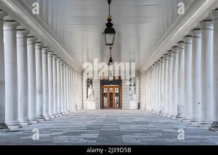 Kolonnade des National Maritime Museum, die zum Haus der Königin führt. Greenwich, London, England, Großbritannien Stockfoto