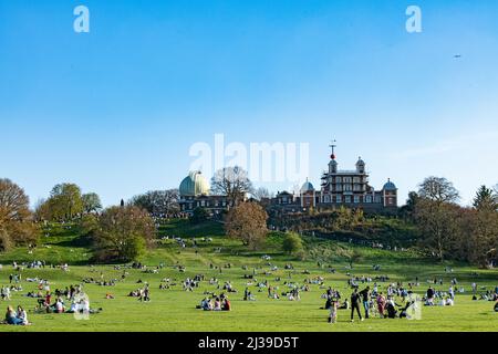 Die Menge genießt die Sonne rund um das Royal Observatory in Greenwich, London Stockfoto