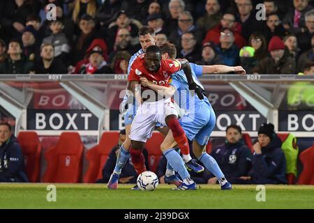 NOTTINGHAM, GROSSBRITANNIEN. APR 6. Keinan Davis von Nottingham Forest kämpft während des Sky Bet Championship-Spiels zwischen Nottingham Forest und Coventry City am City Ground, Nottingham, am Mittwoch, 6.. April 2022 um den Ball. (Kredit: Jon Hobley | MI News) Kredit: MI Nachrichten & Sport /Alamy Live News Stockfoto