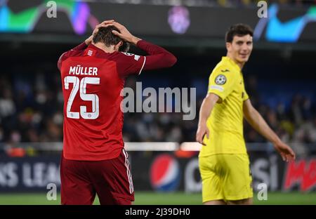 Villarreal, Spanien. 06. April 2022. Fußball: Champions League, FC Villarreal - FC Bayern München, Viertelfinale, erste Etappe beim Estadio de la Ceramica. Der Münchner Thomas Müller (l) hält sich den Kopf fest. Quelle: Sven Hoppe/dpa/Alamy Live News Stockfoto