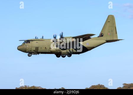 Royal Air Force Lockheed Martin C-130J Hercules C5 (L-382) (REG: ZH889) landete für eine Übernachtung. Stockfoto