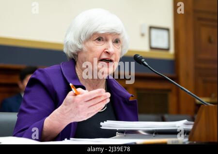 Washington, Usa. 06. April 2022. Finanzministerin Janet Yellen bei einer Anhörung des Ausschusses für Finanzdienstleistungen des Repräsentantenhauses. Kredit: SOPA Images Limited/Alamy Live Nachrichten Stockfoto