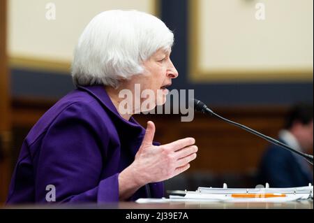 Washington, Usa. 06. April 2022. Finanzministerin Janet Yellen bei einer Anhörung des Ausschusses für Finanzdienstleistungen des Repräsentantenhauses. Kredit: SOPA Images Limited/Alamy Live Nachrichten Stockfoto