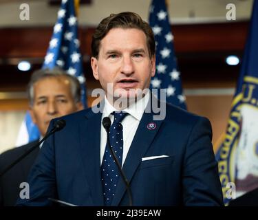 Washington, Usa. 06. April 2022. Der US-Repräsentant Dean Phillips (D-MN) spricht auf einer Pressekonferenz über Verhandlungen mit dem Iran. Kredit: SOPA Images Limited/Alamy Live Nachrichten Stockfoto