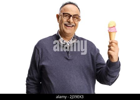 Reifer Mann hält Vanille- und Erdbeereis in einem auf weißem Hintergrund isolierten Kegel Stockfoto