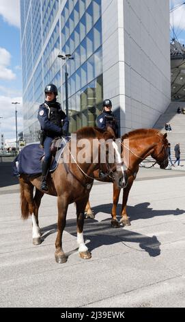Zwei berittene Polizisten auf Pferden patrouillieren durch den Gang des seine-Flusses in der Innenstadt von Paris Stockfoto