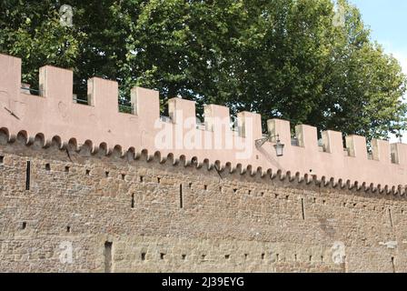 Die Brücke in der Nähe des Vatikans, in italienischer Sprache Passetto di Borgo genannt, ist eine erhöhte Passage, die von Popud zur Flucht in die Engelsburg genutzt wird Stockfoto