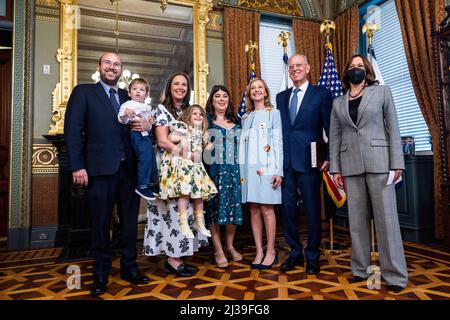 Washington, DC, USA, 06. April 2022, US-Vizepräsidentin Kamala Harris (R) stellt sich mit dem neu vereidigten Botschafter in Portugal Randi Levine (C-R) zusammen mit Mitgliedern der Familie Levine im Eisenhower Executive Office Building in Washington, DC, USA, 06. April 2022.Quelle: Jim LoScalzo/Pool via CNP /MediaPunch Stockfoto