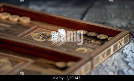 Nahaufnahme eines Backgammon-Spielbrett. Stockfoto