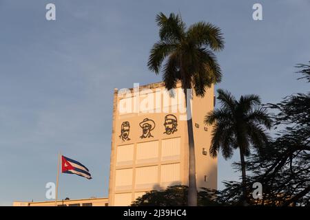 Metallgesichter von Fidel Castro, Ernesto Che Guevara und Camilo Cienfuegos an der Gebäudewand Stockfoto