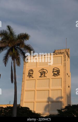 Metallgesichter von Fidel Castro, Ernesto Che Guevara und Camilo Cienfuegos an der Gebäudewand Stockfoto