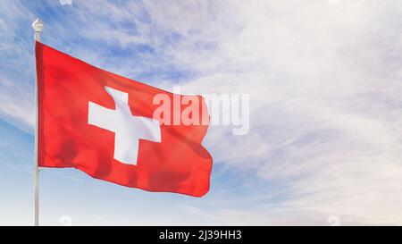 Schweiz Flagge auf Fahnenmast gegen blau bewölkten Himmel. Panoramabild mit Kopierplatz am Himmel Stockfoto