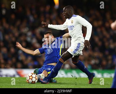 London, England, 6.. April 2022. Mateo Kovacic aus Chelsea bekämpft Ferland Mendy aus Real Madrid während des UEFA Champions League-Spiels in Stamford Bridge, London. Bildnachweis sollte lauten: David Klein / Sportimage Stockfoto