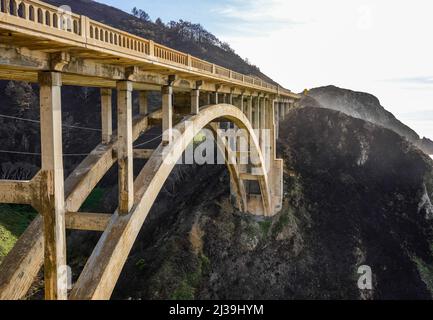 Eine Rocky Creek Bridge, eine Stahlbetonbrücke mit offenem Spandrel an der Küste von Big Sur in Kalifornien Stockfoto