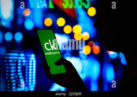 Brasilien. 06. April 2022. In dieser Fotolillustration hält die Silhouette einer Frau ein Smartphone mit dem Credit Karma-Logo auf dem Bildschirm. (Foto von Rafael Henrique/SOPA Images/Sipa USA) Quelle: SIPA USA/Alamy Live News Stockfoto