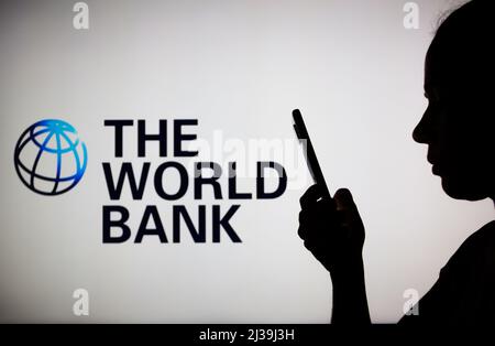 Brasilien. 06. April 2022. In dieser Fotobilder hält die Silhouette einer Frau ein Smartphone mit dem Weltbank-Logo im Hintergrund. (Foto von Rafael Henrique/SOPA Images/Sipa USA) Quelle: SIPA USA/Alamy Live News Stockfoto