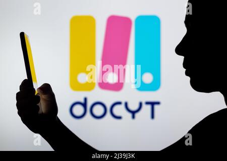 Brasilien. 06. April 2022. In dieser Fotobilder hält die Silhouette einer Frau ein Smartphone mit dem Logo von Docyt Inc. Im Hintergrund. (Foto von Rafael Henrique/SOPA Images/Sipa USA) Quelle: SIPA USA/Alamy Live News Stockfoto