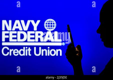 Brasilien. 06. April 2022. In dieser Fotobilder hält die Silhouette einer Frau ein Smartphone mit dem Navy Federal Credit Union-Logo im Hintergrund. (Foto von Rafael Henrique/SOPA Images/Sipa USA) Quelle: SIPA USA/Alamy Live News Stockfoto