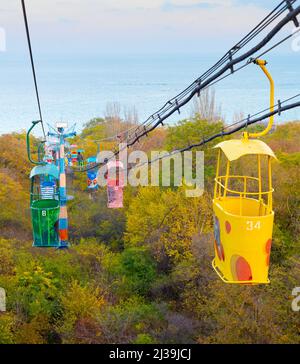 ODESSA, UKRAINE - 26. NOVEMBER 2020: Blick auf eine berühmte Seilbahn in Odessa mit dem Meer im Hintergrund. Stockfoto