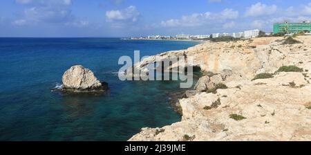 Panoramablick auf die Brücke der Liebhaber an der Küste mit Felsen in ayia napa Stockfoto