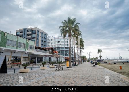 11. August 2020, finikoudes Promenade mit Palmen in der Nähe des Meeres in zypern in Larnaca Stockfoto