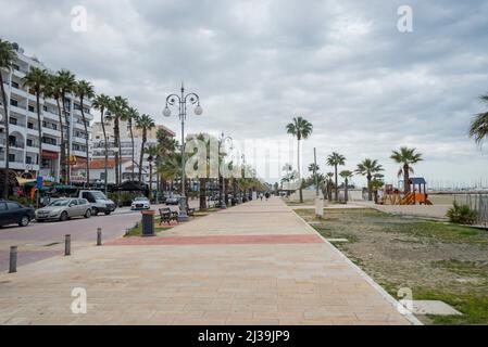 11. August 2020, finikoudes Promenade mit Palmen in der Nähe des Meeres in zypern in Larnaca Stockfoto