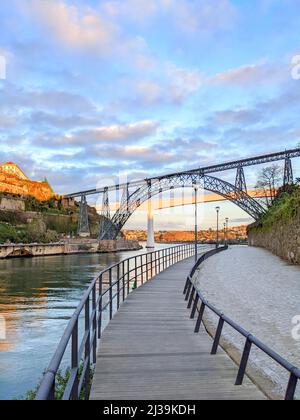 Blick auf die Brücke Maria Pia und die Brücke Saint Joao bei Sonnenuntergang, Porto, Portugal Stockfoto