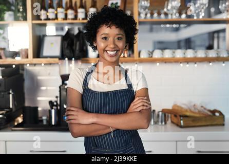 Mein kleines Startup bringt mir große Freude. Porträt einer jungen Frau, die in einem Café arbeitet. Stockfoto