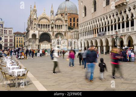 VENEDIG, ITALIEN - MÄRZ 27 2022: Touristenmassen in der Nähe des Dogenpalastes und der Basilika auf dem Markusplatz in der Stadt Venedig Stockfoto