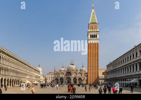 VENEDIG, ITALIEN - 27 2022. MÄRZ: Massen von Touristen versammeln sich um den Markusplatz und die Umgebung in der berühmten italienischen Stadt Venedig Stockfoto