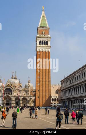 VENEDIG, ITALIEN - 27 2022. MÄRZ: Massen von Touristen versammeln sich um den Markusplatz und die Umgebung in der berühmten italienischen Stadt Venedig Stockfoto