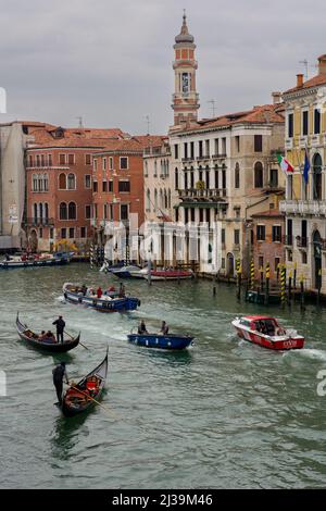 VENEDIG, ITALIEN - MÄRZ 27 2022: Boote und Verkehr auf dem Canal Grande in der italienischen Stadt Venedig Stockfoto