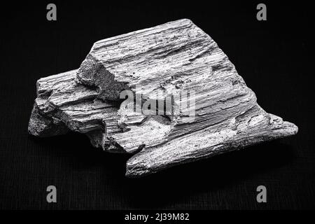 Tellur ist ein festes chemisches Element, das in der Metallurgie in Legierungen für Gusseisen, Edelstahl, Kupfer und Bleilegierungen verwendet wird. Stockfoto