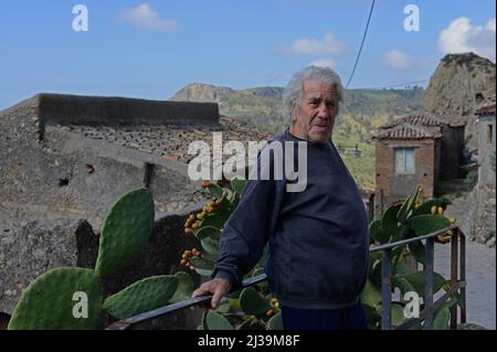 Pentedattilo (Reggio Calabria), Italien 22/10/2013: Giuseppe Agelao, Professor für schöne Künste und Bildhauerei, ist der einzige Bewohner des Dorfes, das Teil des Projekts "Borghi Solidari" zur Wiederherstellung der Dörfer von Aspromonte ist. ©Andrea Sabbadini Stockfoto