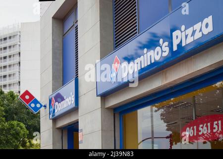 2021. Valencia, Spanien. Fassade einer lokalen Domino's Pizza Franchise-Pizzeria mit Firmenlogos Stockfoto