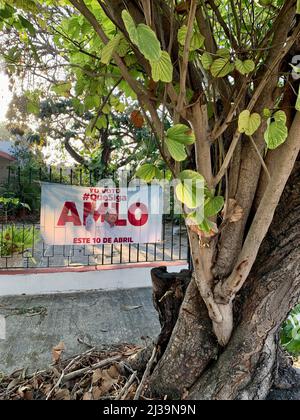 Plakat für die Präsidentschaftswahlen 2022 in Mexiko, die am 10. April 2022 in Mexiko stattfinden werden, um zu entscheiden, ob der derzeitige Präsident AMLO im Amt bleibt, um seine volle sechsjährige Amtszeit zu verrichten/Merida, Mexiko Stockfoto